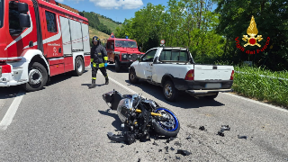 Scontro tra auto e moto a Caprazzino: motociclista trasferito in ospedale